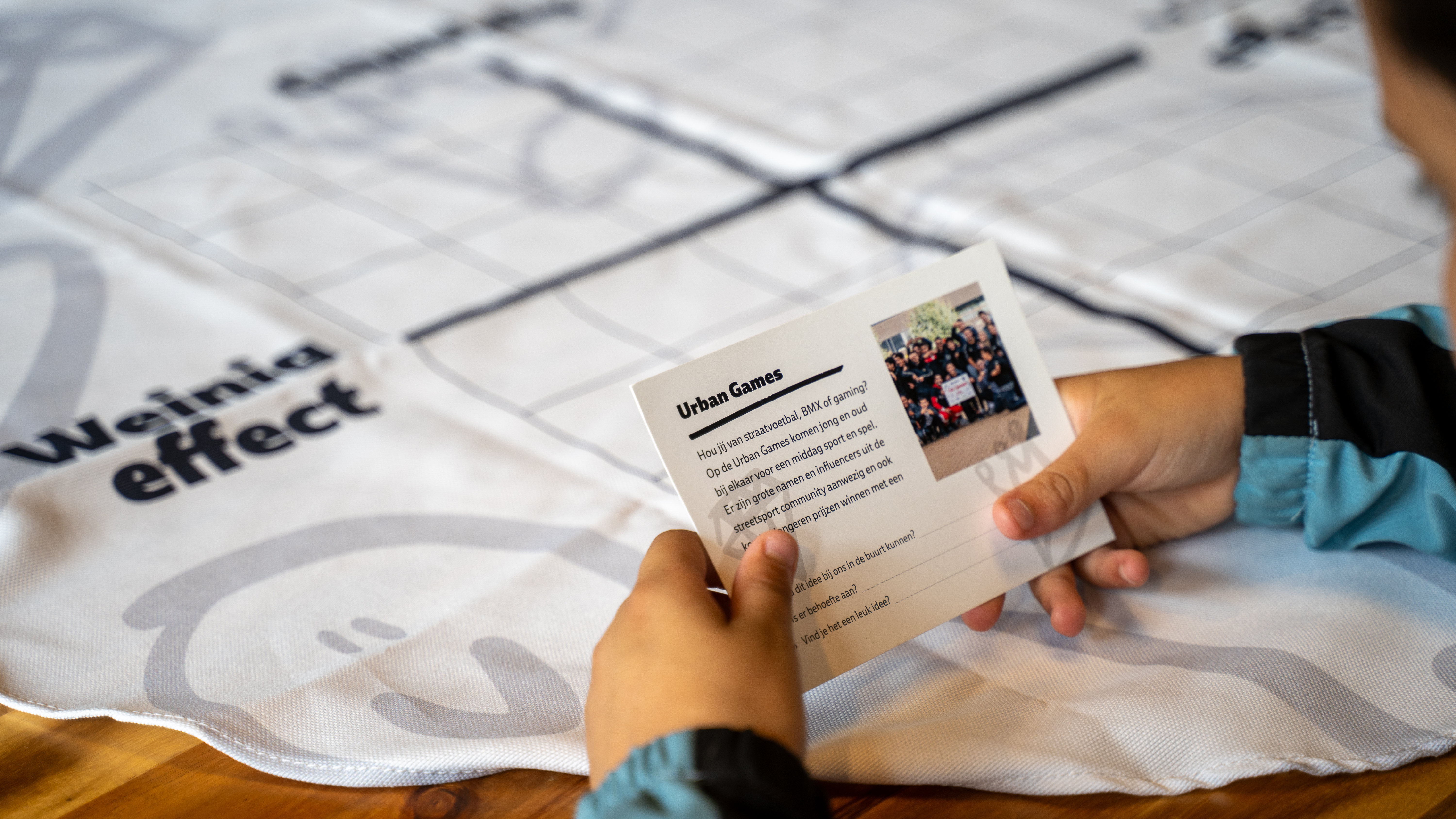 Jongen houdt een kaartje met een idee vast voor de pitch night